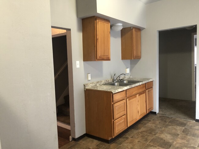 Photo - 425 NE Campus St