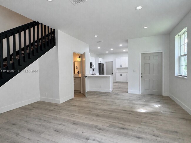 Photo - 2050 Madeira Dr