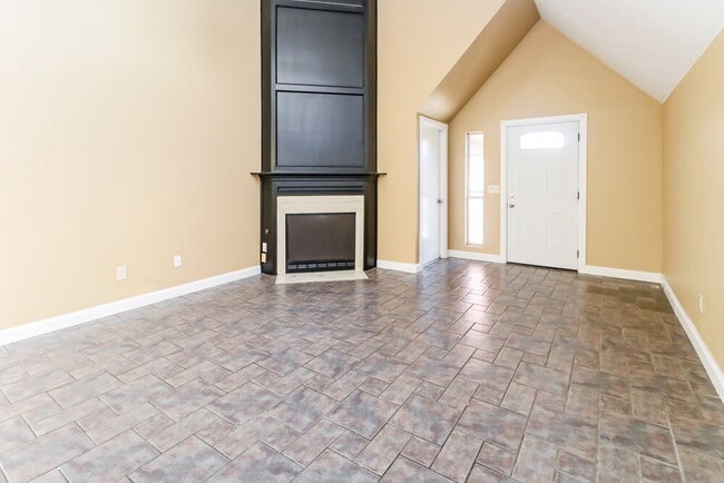 Photo - 2107 Lakecrest Dr