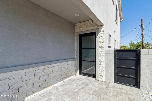 Photo - 902 W Hazelwood St