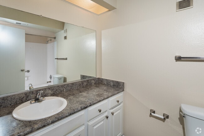 2BR, 2BA - 1008 SF