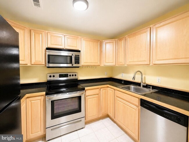 Building Photo - 1421 T St NW Unit 1