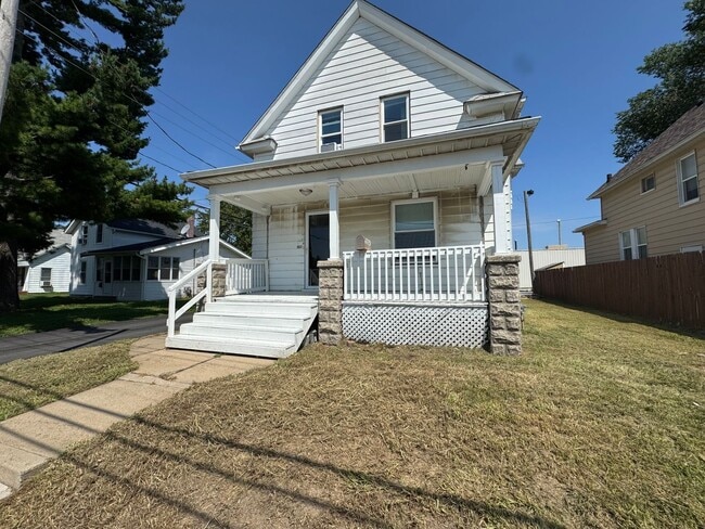 Building Photo - Updated 3 Bedroom Home in Moline