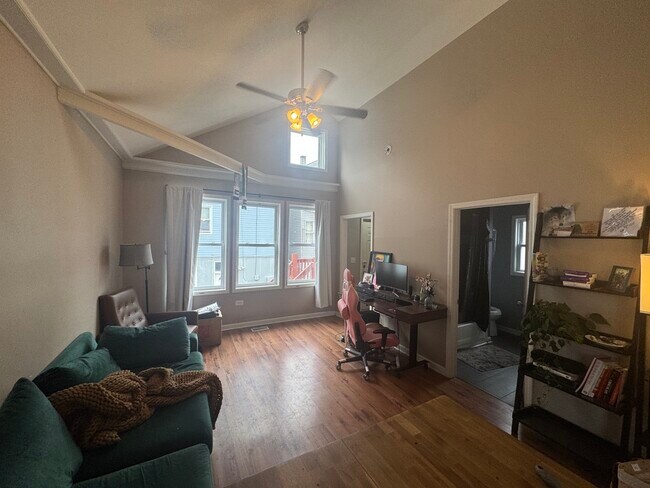 Photo - 2042 W Cullerton St Unidad Coach house