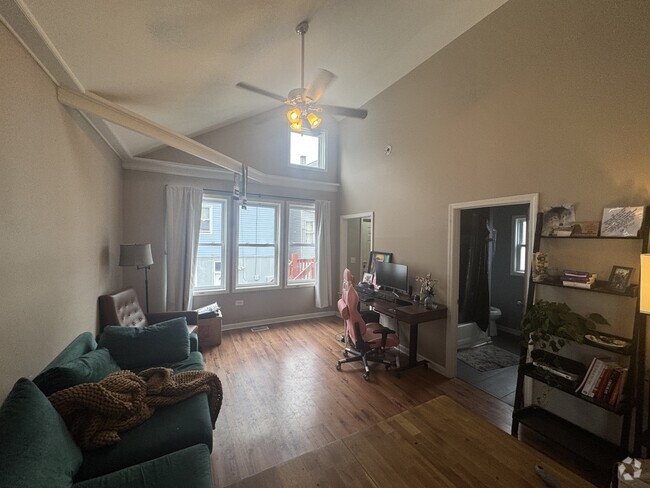 Building Photo - 2042 W Cullerton St Unit Coach house