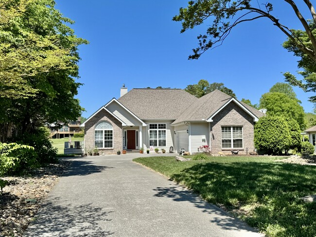 Building Photo - 320 Tigitsi Way