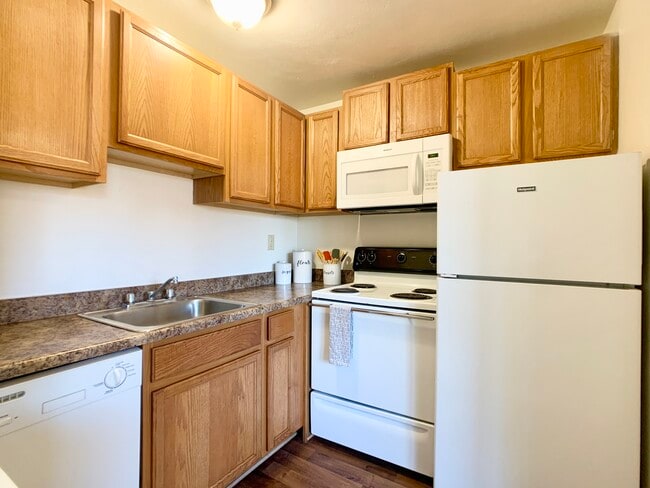2BR, 1BA - CARPET