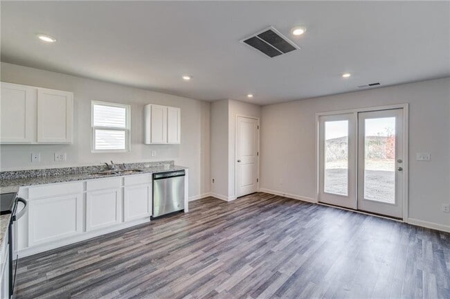 Photo - 300 Coverly Ct