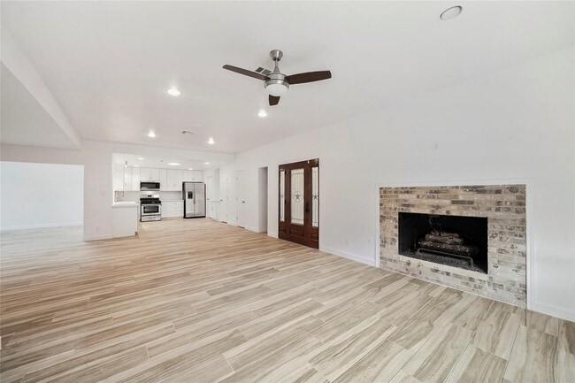 Photo - 914 Coachlight Dr