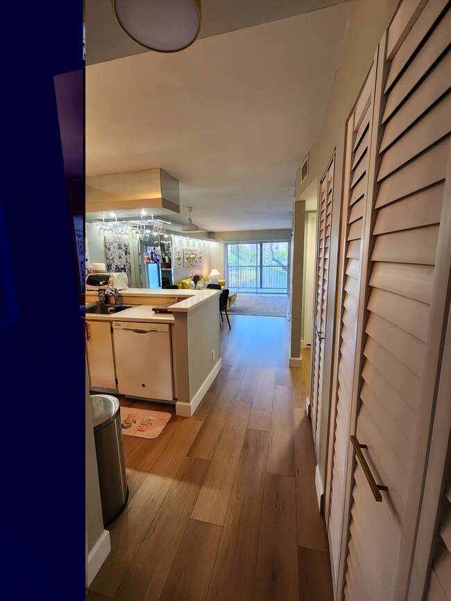 Building Photo - 2228 N Cypress Bend Dr Unit Condo