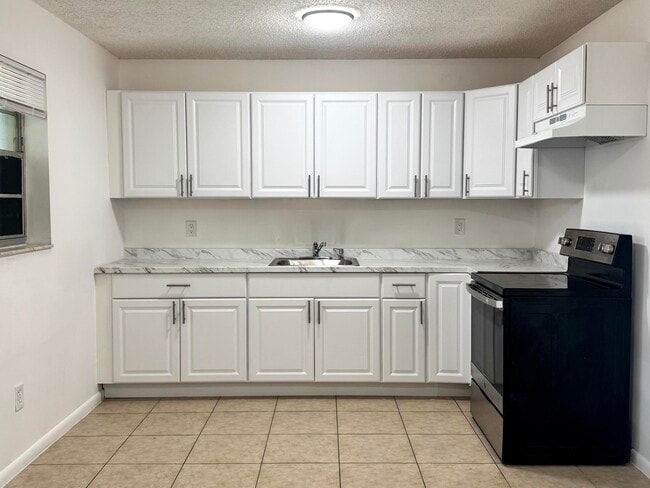 Photo - 3072 Martin Ave