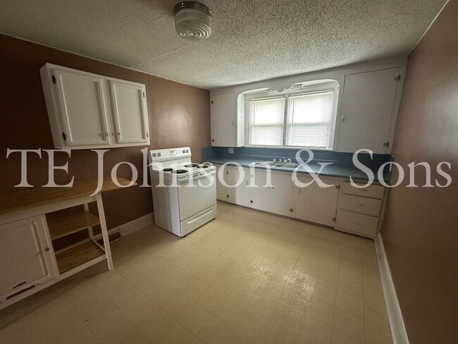 Photo - Charming 3BR Home with Basement, Large Backyard & Hardwood Floors in Kernersville