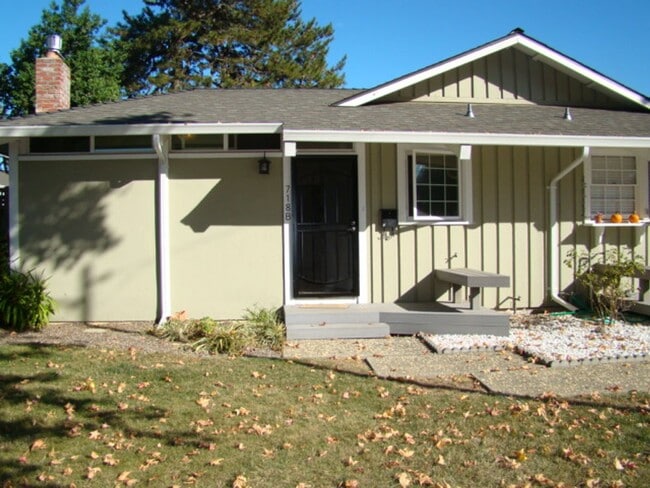 Building Photo - 2 Bedroom 2 Bath, dishwasher, yard, 2 park... Rental