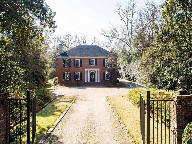 Photo - 5 bed 3 bath with pool!!!