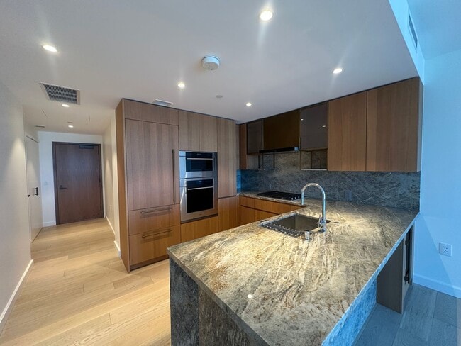 Photo - Victoria Place #3507