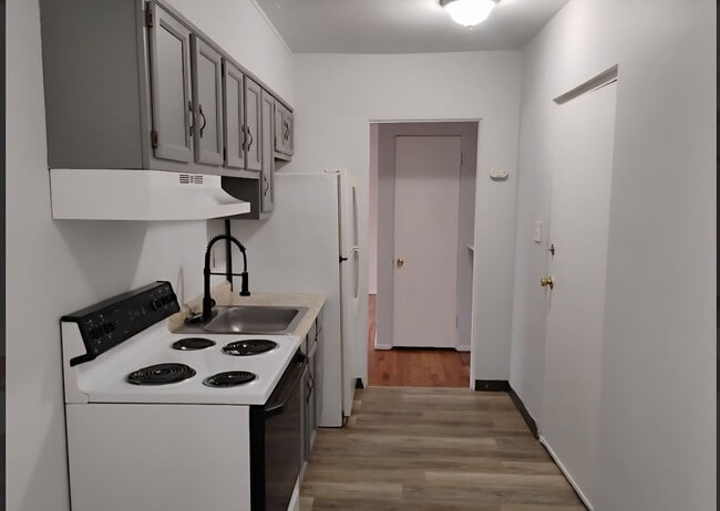 Building Photo - Studio apartment available Unit 10-1D