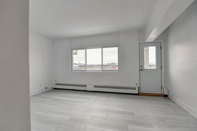 Photo - 809 Av. Bloomfield Unit 701