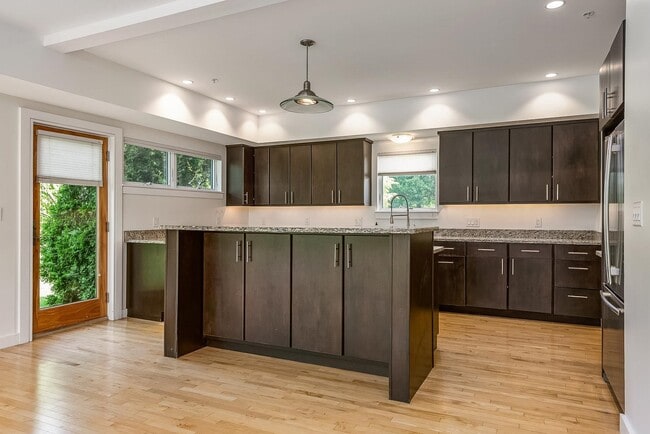 Photo - 659 Dennett St Unit 1