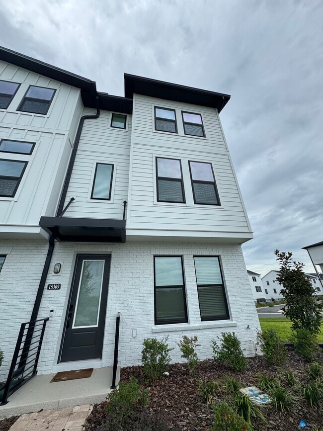 Building Photo - 15309 Hamlin Park Dr