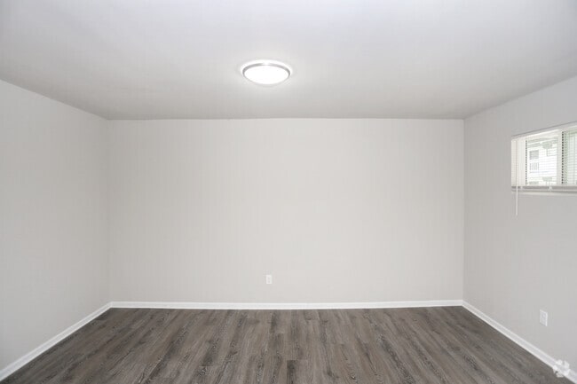 2BR, 1BA - 704 SF