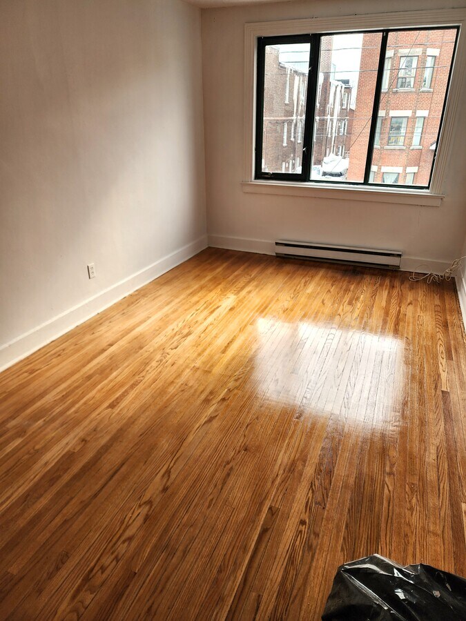 Photo - 2122 Queen St