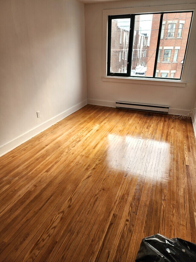 Photo - 2122 Queen St