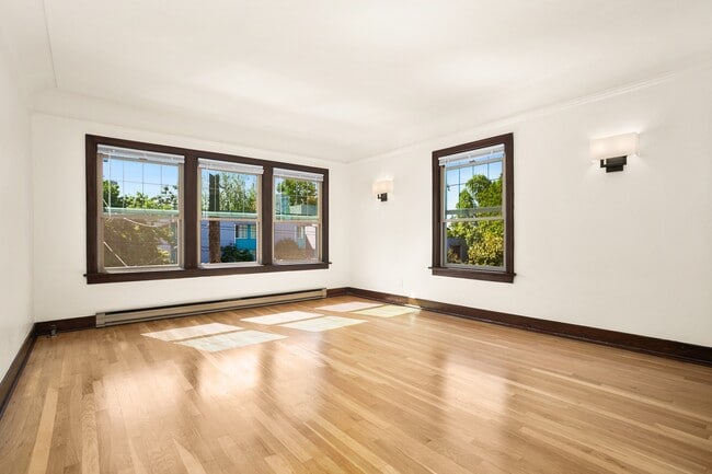 Building Photo - 6522 Phinney Ave N Unit 302