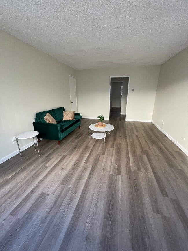 2 dormitorios + 2 baños - sala de estar - Woodridge Apartments