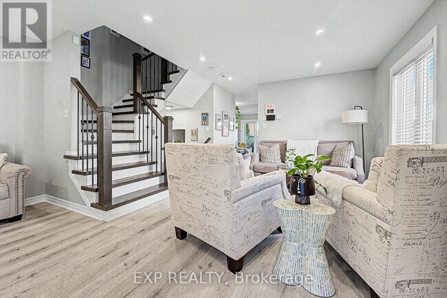 Photo - 457 Heddle Crescent