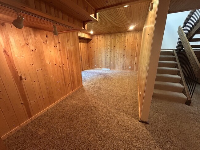 Photo - 1005 E River St