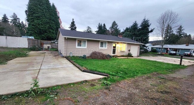 Building Photo - Remodeled 3 bedroom Ranch Style Milwaukie Home With SS Appliances, Fenced Backyard, Washer/Dryer ...