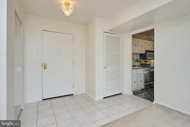 Building Photo - 5340 Holmes Run Pkwy Unit 601