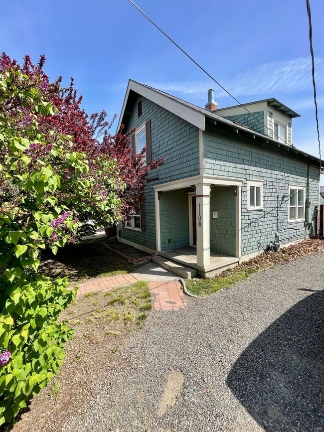 Building Photo - 3 Bedroom 2 Bathroom Home in Fantastic Location