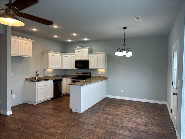 Photo - 815 Baker St NW