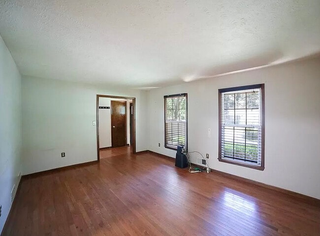 Living room - 1471 Crooked Creek Rd