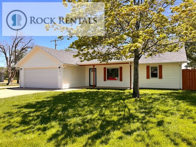 Building Photo - 3 Bed 2 Bath House with Attached Garage