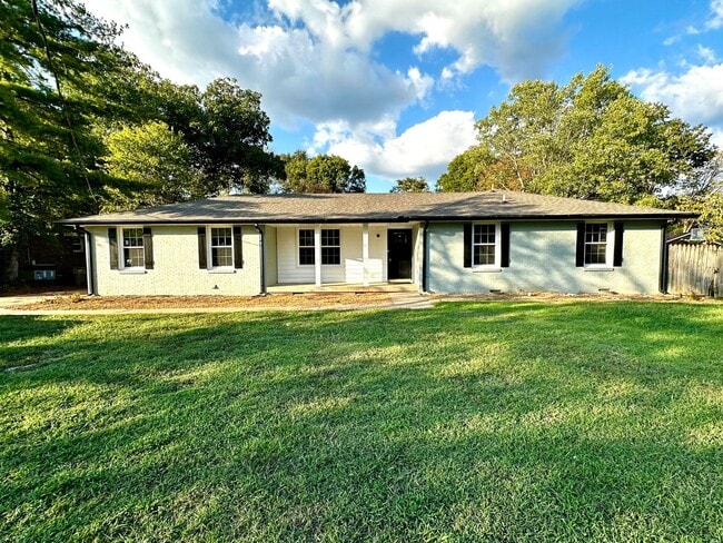 Building Photo - Fully Renovated in the Heart of Hendersonv...