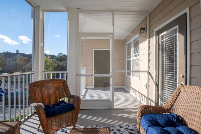 Building Photo - CALLING ALL GOLF ENTHUSIASTS!!! PERFECT OF... Unit 5, #16