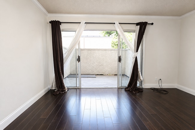 Building Photo - 2 Bedroom + 2 Bath Condo in Winnetka Unit 167