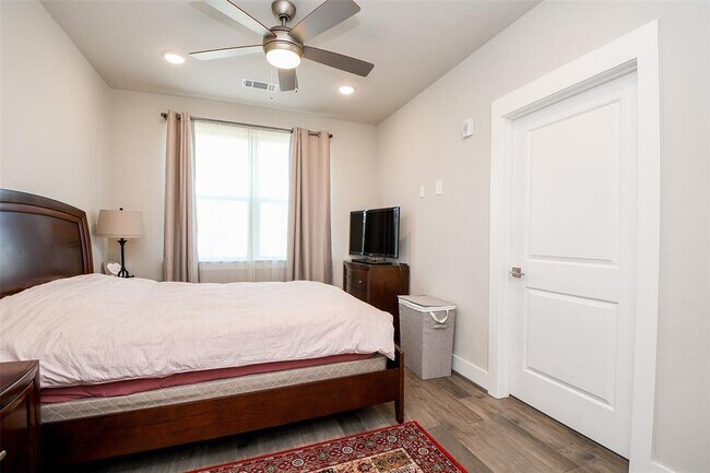 Photo - 4819 Caroline St