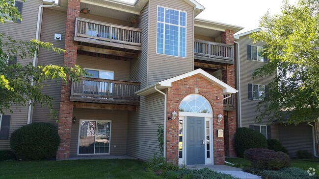 Building Photo - 2 bedroom, 1 bath condo on Iowa City's sou...