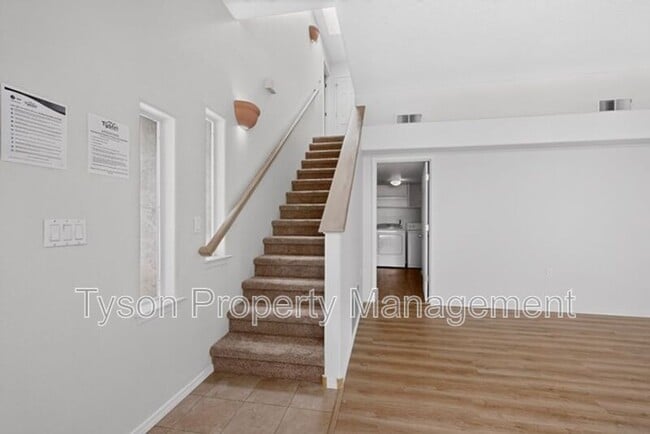 10008 Del Chaparral Ct NE