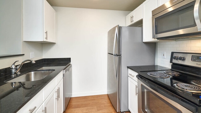 Cocina con electrodomésticos de acero inoxidable - Harbor Steps