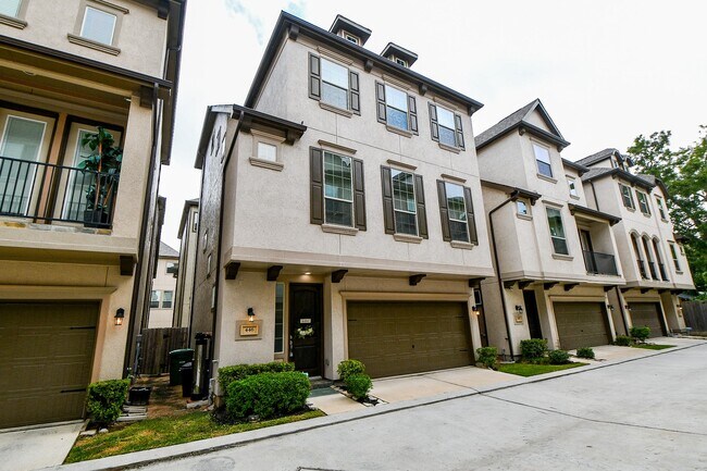 Building Photo - 446 N Live Oak St