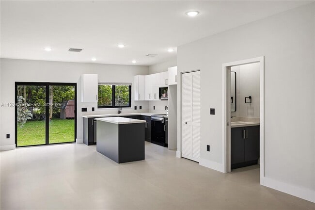 Building Photo - 122 NW 5th Ave