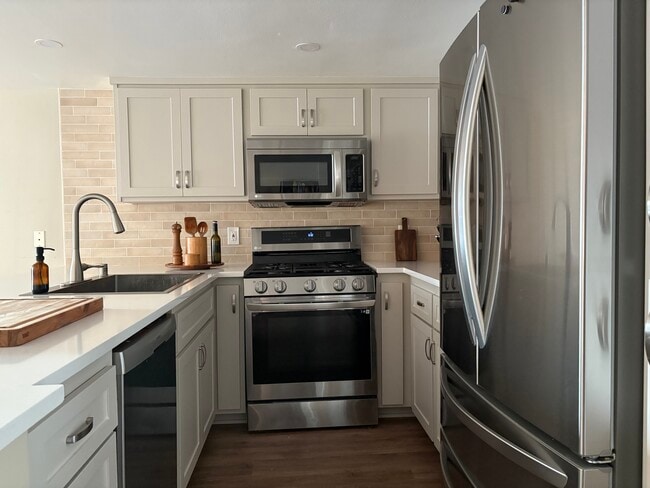 Cocina - 4750 Templeton St Unidad 1201 Rental
