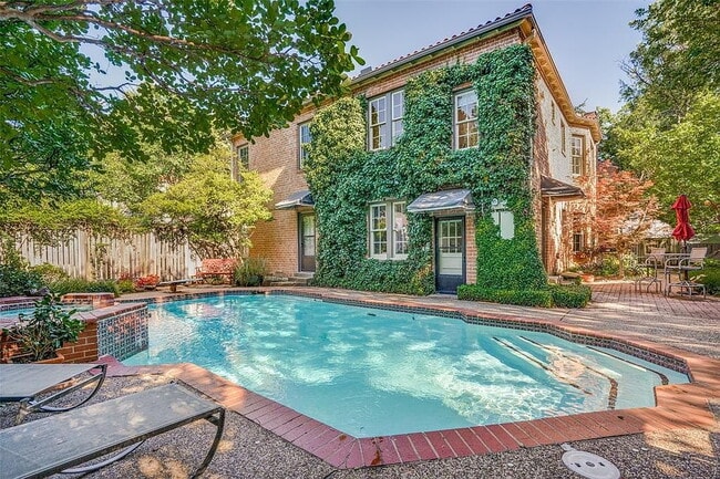 Photo - "Charming 3-Bedroom Home on University Blvd – Spacious 2402 Sq Ft with 2 Full Baths in Prime Univ...