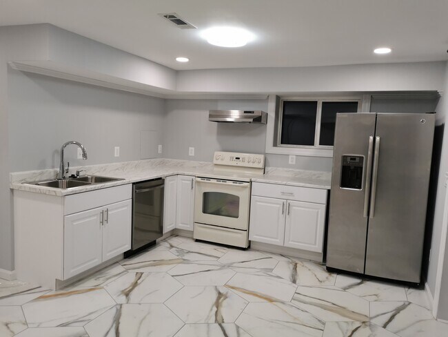 Full Kitchen - 9432 Emory Grove Rd Unit #B1