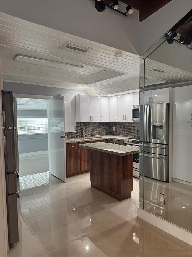 Photo - 881 Hialeah Dr