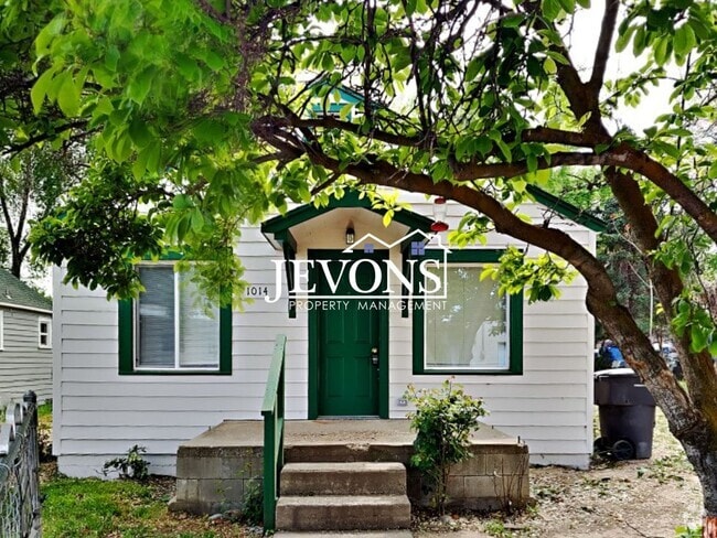 Building Photo - Step into your new residence, a charming s... Rental